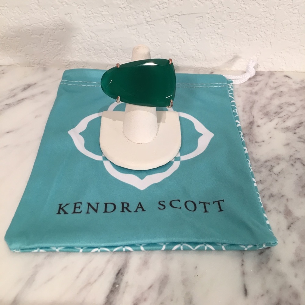 KENDRA SCOTT ‘Tela’ Ring, Gold/Emerald